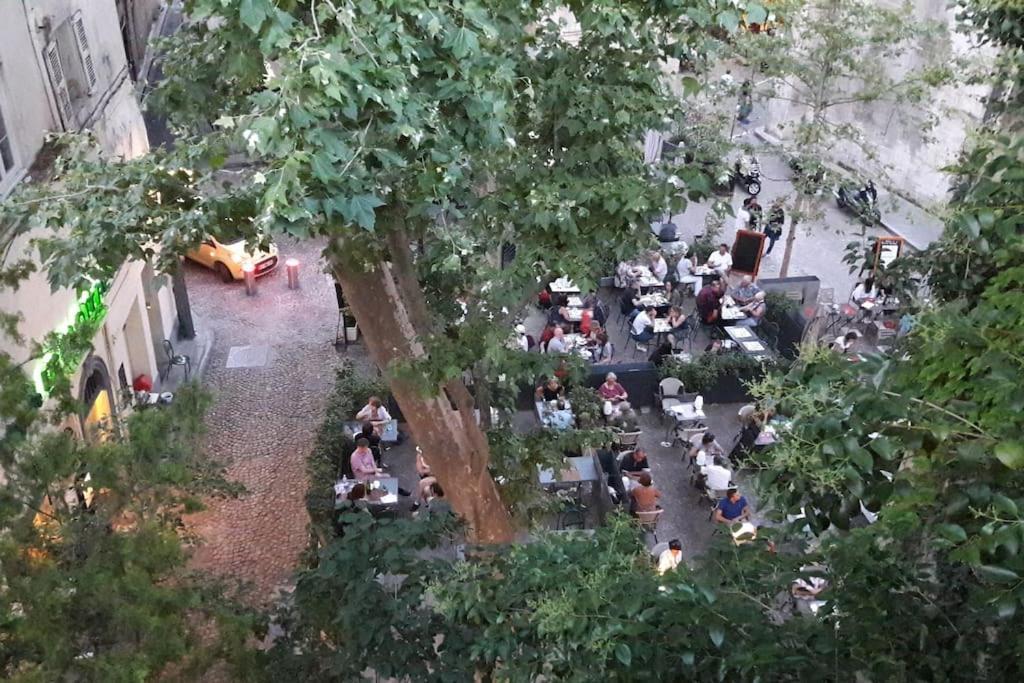 Appartement RÉNOVÉ, vue SUR Palais des Papes, terrasse et WIFI TROISIEME ETAGE à Avignon Extérieur photo