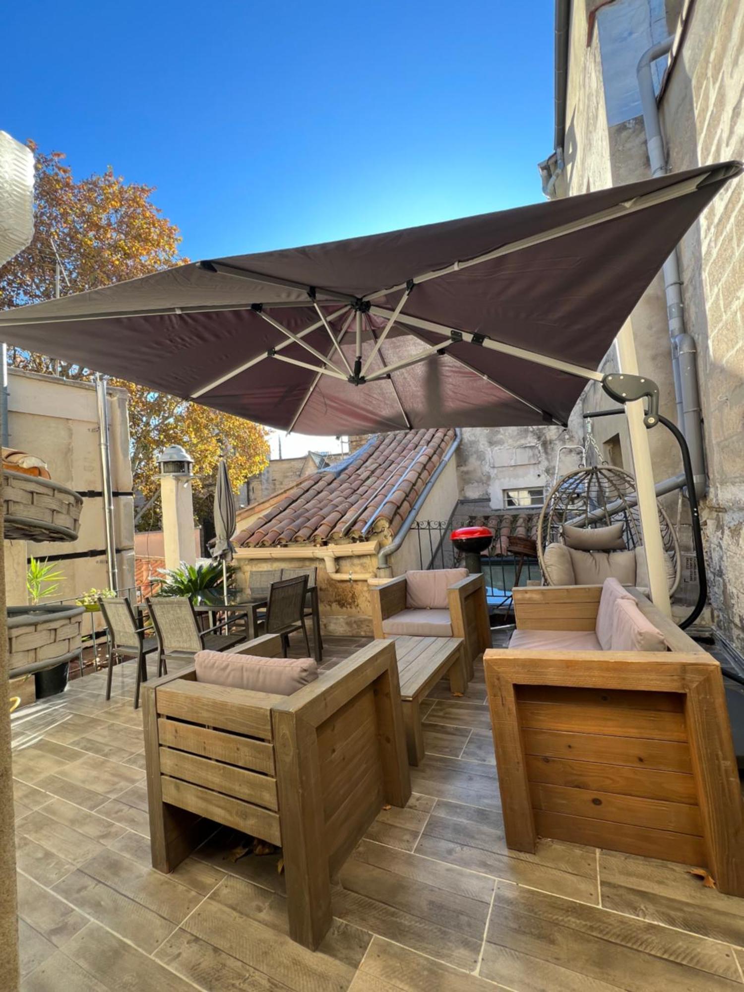 Appartement RÉNOVÉ, vue SUR Palais des Papes, terrasse et WIFI TROISIEME ETAGE à Avignon Extérieur photo