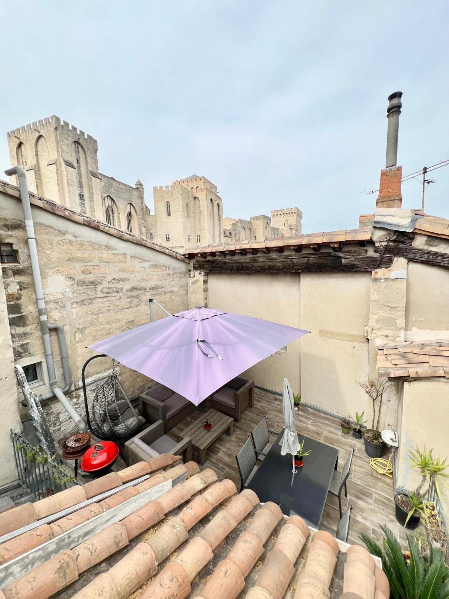 Appartement RÉNOVÉ, vue SUR Palais des Papes, terrasse et WIFI TROISIEME ETAGE à Avignon Extérieur photo