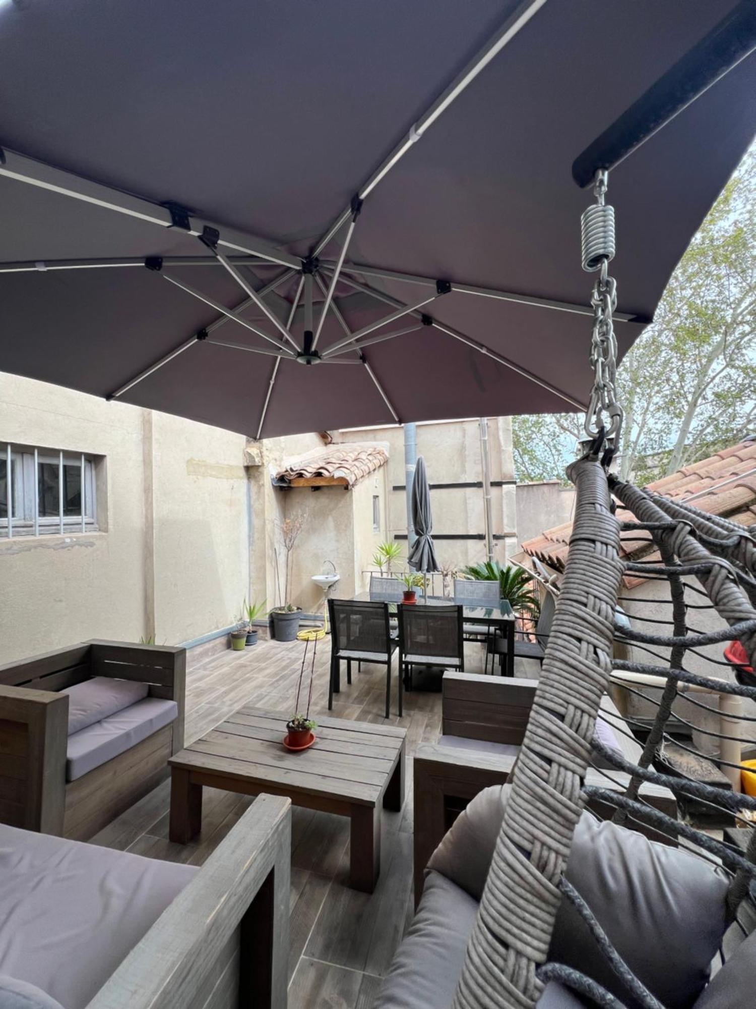Appartement RÉNOVÉ, vue SUR Palais des Papes, terrasse et WIFI TROISIEME ETAGE à Avignon Extérieur photo