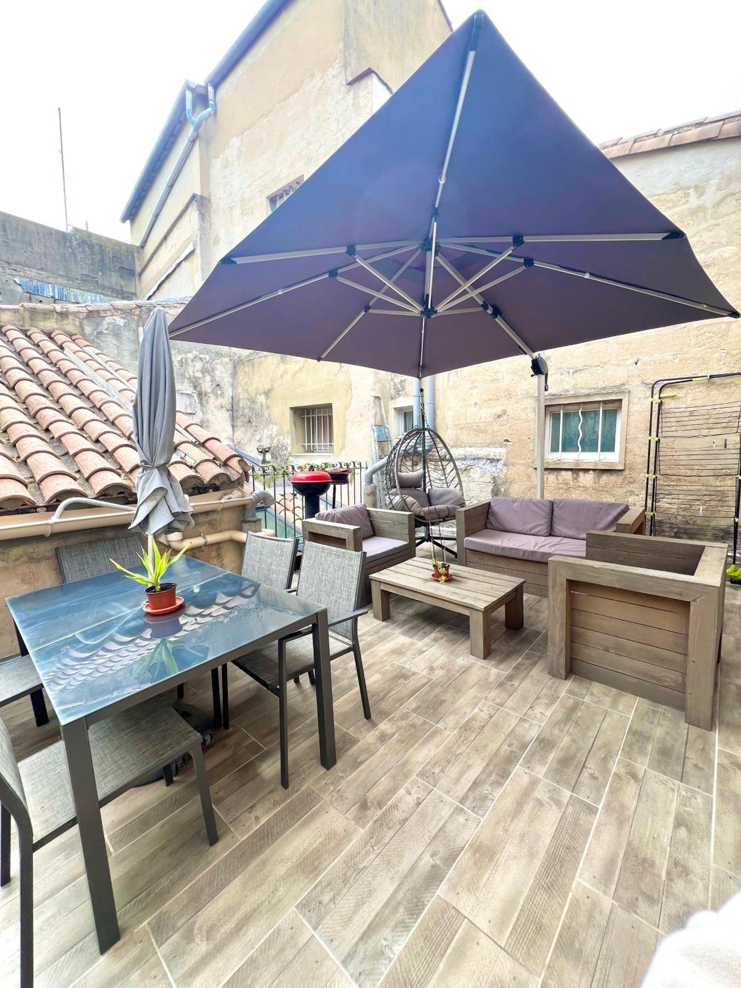 Appartement RÉNOVÉ, vue SUR Palais des Papes, terrasse et WIFI TROISIEME ETAGE à Avignon Extérieur photo